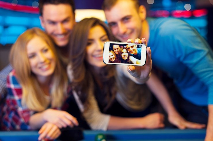 Tampilan meja Caribbean Stud Poker langsung di platform shiotogel dengan dealer profesional dan pemain